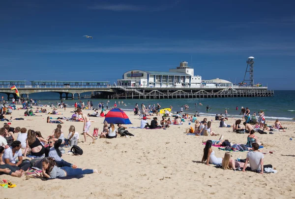 Bournemouth, İngiltere - 1 Haziran, 2017: Bournemouth beach iskelesinden ve sahil, Dorset, İngiltere