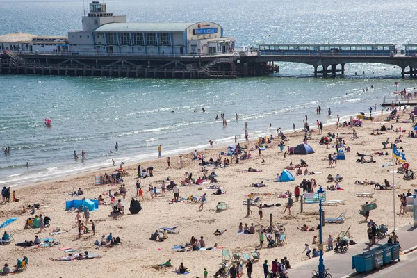 Bournemouth, İngiltere - 1 Haziran, 2017: Bournemouth beach iskelesinden ve sahil, Dorset, İngiltere