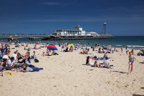 Bournemouth, İngiltere - 1 Haziran, 2017: Bournemouth beach iskelesinden ve sahil, Dorset, İngiltere