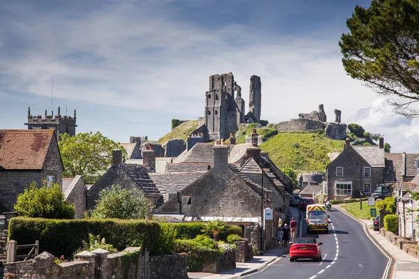 CORFE CASTLE, İngiltere - 1 Haziran 2017: Corfe Köyü ve Corfe Kalesi kalıntıları, Swanage, Dorset, Güney İngiltere 