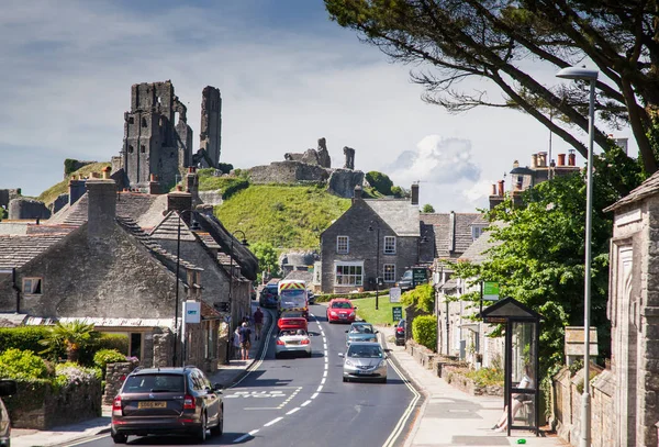 CORFE CASTLE, UK - 1 juni 2017: Dorp Corfe en ruïnes van Corfe Castle, in Swanage, Dorset, Zuid-Engeland — Stockfoto