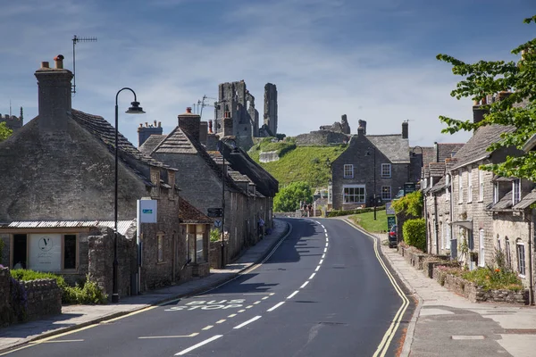 CORFE CASTLE, UK - 1 juni 2017: Dorp Corfe en ruïnes van Corfe Castle, in Swanage, Dorset, Zuid-Engeland — Stockfoto