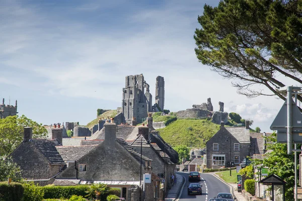 CORFE CASTLE, UK - 1 juni 2017: Dorp Corfe en ruïnes van Corfe Castle, in Swanage, Dorset, Zuid-Engeland — Stockfoto