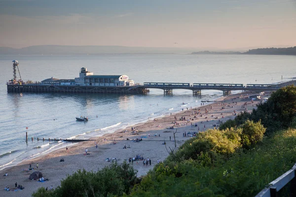 Bournemouth, İngiltere - 1 Haziran, 2017: Bournemouth beach iskelesinden ve sahil, Dorset, İngiltere