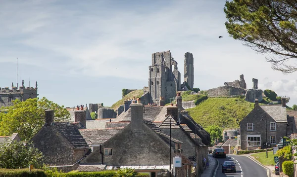CORFE CASTLE, İngiltere - 1 Haziran 2017: Corfe Köyü ve Corfe Kalesi kalıntıları, Swanage, Dorset, Güney İngiltere 