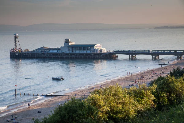 Bournemouth, İngiltere - 1 Haziran, 2017: Bournemouth beach iskelesinden ve sahil, Dorset, İngiltere — Stok fotoğraf