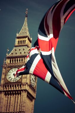 İngiltere bayrakları rüzgarda önünde Big Ben, London, İngiltere
