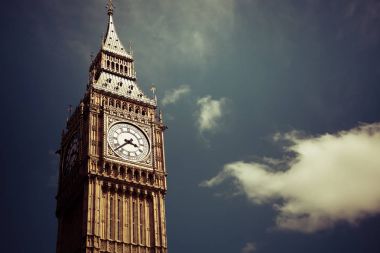 Big Ben saat kulesi karşı mavi gökyüzü İngiltere Amerika yakın çekim 