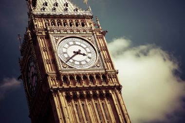Big Ben saat kulesi karşı mavi gökyüzü İngiltere Amerika yakın çekim 