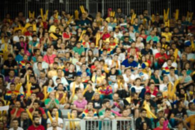 Bir stadyumda bulanık kalabalığın