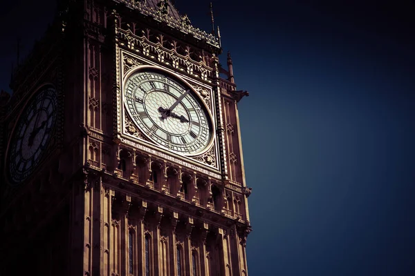 Zbliżenie na Big Ben Wieża zegarowa przeciwko niebieski niebo Anglia Wielka — Zdjęcie stockowe