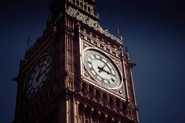 Zblízka Big Ben Clock Tower proti Blue Sky England United — Stock fotografie