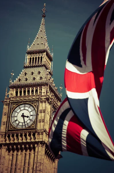 England flags in the wind in front of Big Ben, London, UK — Stock Photo, Image
