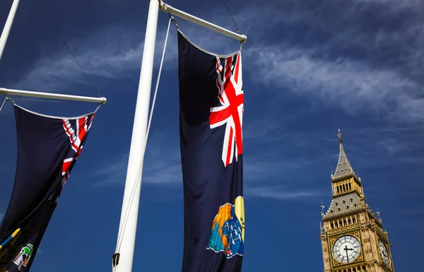 Englische Flaggen im Wind vor Big Ben, London, Großbritannien — Stockfoto