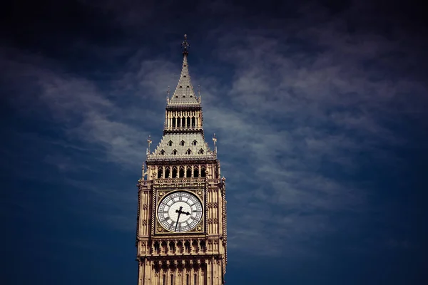 Close-up de Big Ben Relógio Torre Contra Céu Azul Inglaterra United — Fotografia de Stock
