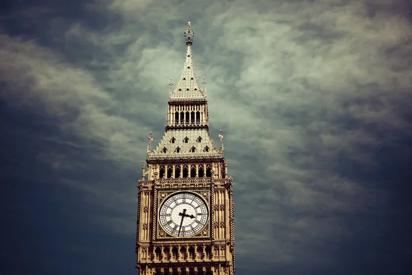 Close-up de Big Ben Relógio Torre Contra Céu Azul Inglaterra United — Fotografia de Stock
