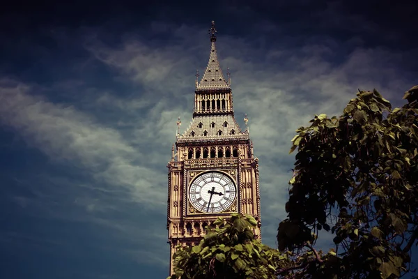 Gros plan de Big Ben Clock Tower Against Blue Sky Angleterre United — Photo