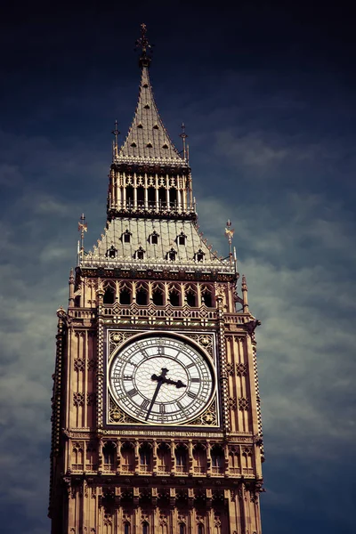 Zbliżenie na Big Ben Wieża zegarowa przeciwko niebieski niebo Anglia Wielka — Zdjęcie stockowe