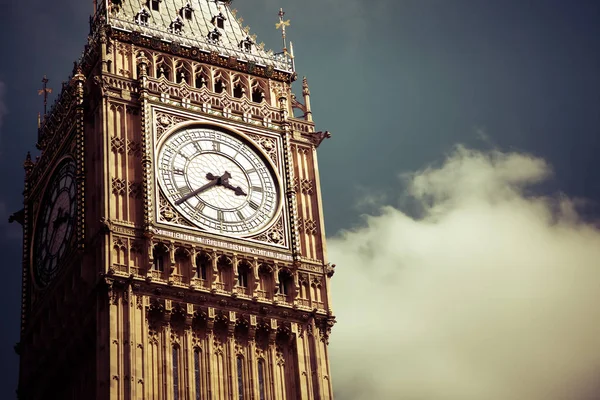 Zbliżenie na Big Ben Wieża zegarowa przeciwko niebieski niebo Anglia Wielka — Zdjęcie stockowe