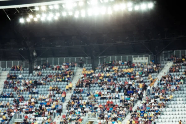 Suddig skara människor i ett stadium — Stockfoto