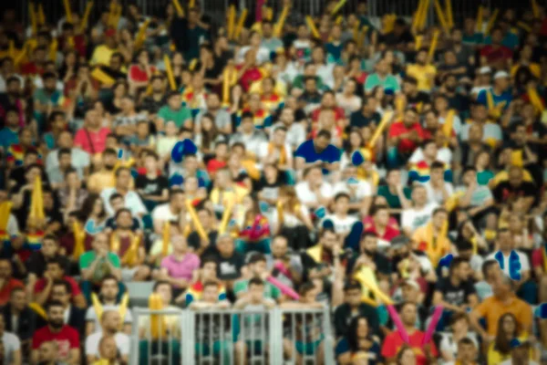 Wazig menigte van mensen in een stadion — Stockfoto