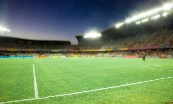 Estadio de la noche arena campo de fútbol desenfocado fondo — Foto de Stock