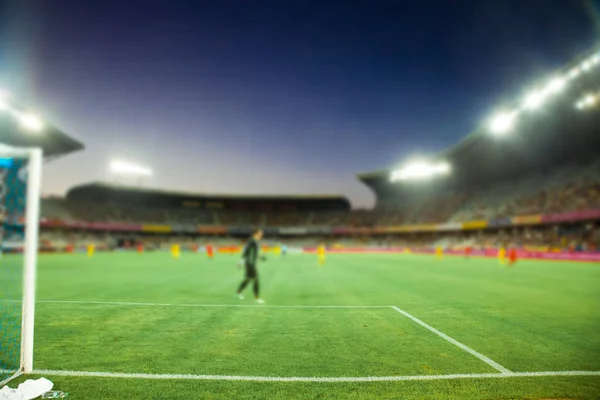 Stadyumu arena futbol sahası akşam arka plan defocused — Stok fotoğraf