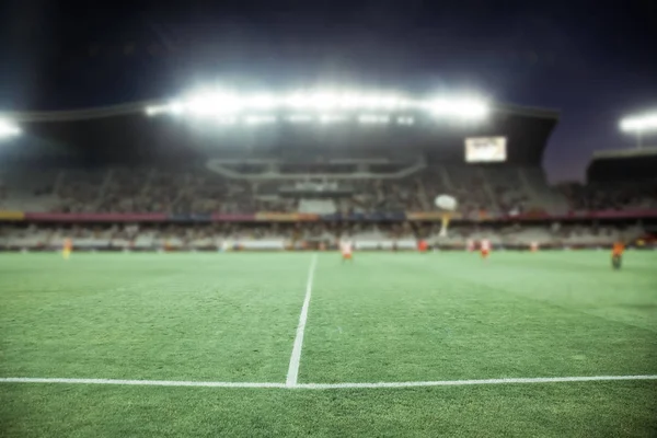 Футбольное поле стадиона вечернего стадиона разряжено фоном — стоковое фото