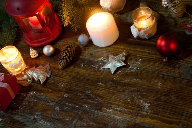 Noel süslemeleri mavi ahşap arka plan üzerinde fener