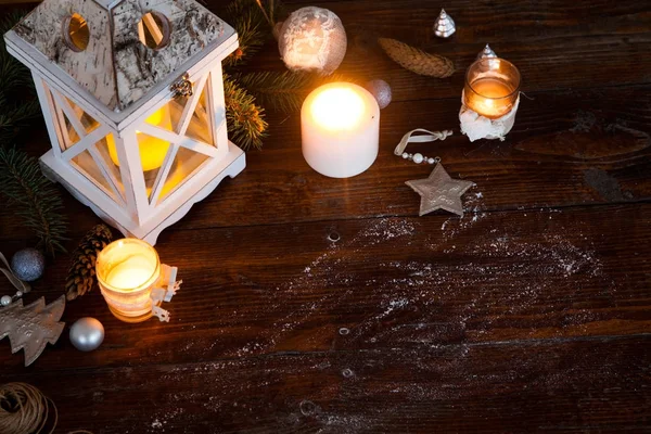 Kerst lantaarn met versieringen op blauwe houten achtergrond — Stockfoto