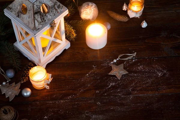 Χριστουγεννιάτικο φανάρι με διακόσμηση σε μπλε φόντο ξύλινη — Φωτογραφία Αρχείου