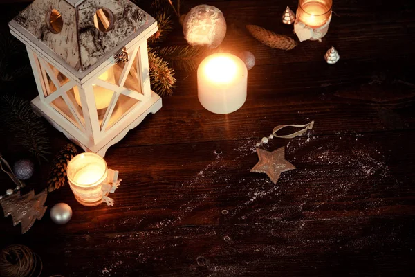 Linterna de Navidad con decoraciones sobre fondo de madera azul — Foto de Stock