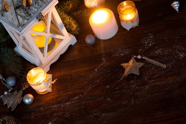 Natal Lanterna com decorações em fundo de madeira azul — Fotografia de Stock
