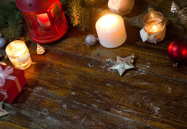 Jul lykta med dekorationer på blå trä bakgrund — Stockfoto