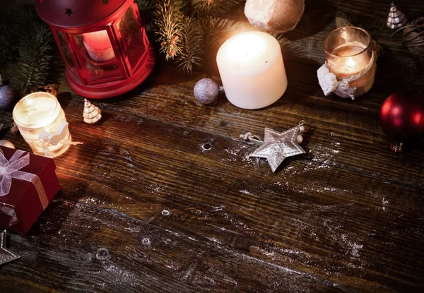 Linterna de Navidad con decoraciones sobre fondo de madera azul — Foto de Stock