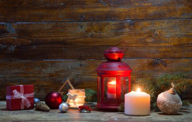 Noel süslemeleri mavi ahşap arka plan üzerinde fener