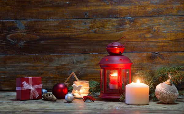 Lanterne de Noël avec des décorations sur fond de bois bleu — Photo