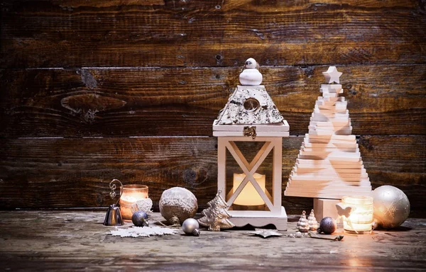 Christmas Latarnia z dekoracjami na niebieskim tle drewnianych — Zdjęcie stockowe