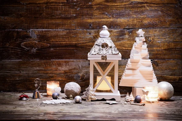 Рождественский фонарь с украшениями на синем деревянном фоне — стоковое фото