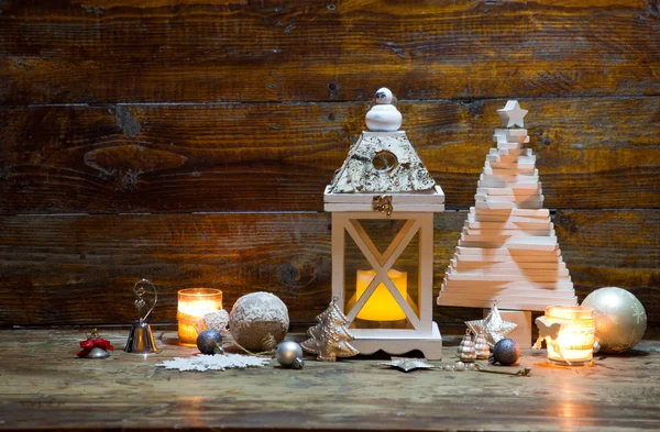 Kerst lantaarn met versieringen op blauwe houten achtergrond — Stockfoto