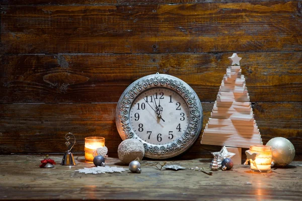 Christmas Latarnia z dekoracjami na niebieskim tle drewnianych — Zdjęcie stockowe