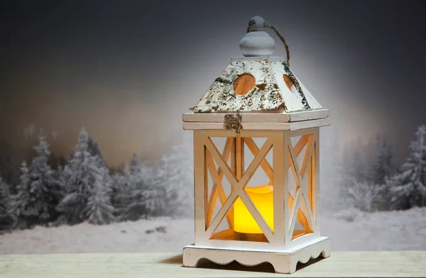 Lanterna de Natal e abetos nevados no fundo — Fotografia de Stock