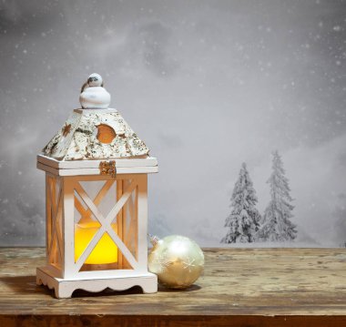 Noel fener ve karlı köknar içinde belgili tanımlık geçmiş