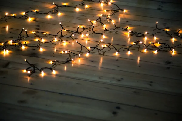 Weihnachtsbeleuchtung auf Holzgrund — Stockfoto