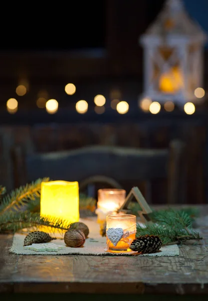 Decorações de Natal e luzes sobre fundo de madeira — Fotografia de Stock