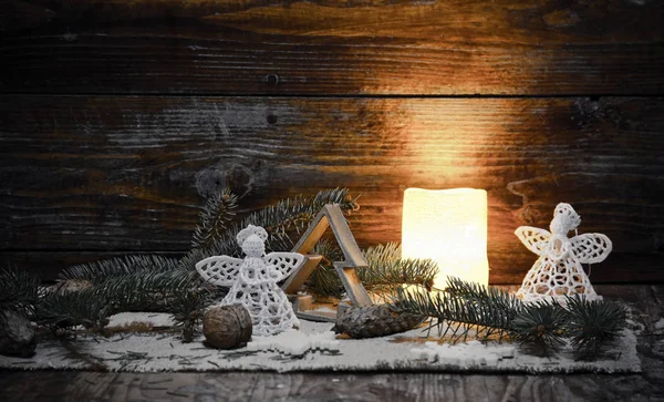 Kerstversiering en lampjes op houten achtergrond — Stockfoto