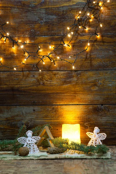 Weihnachtsdekoration und Lichter auf Holzgrund — Stockfoto
