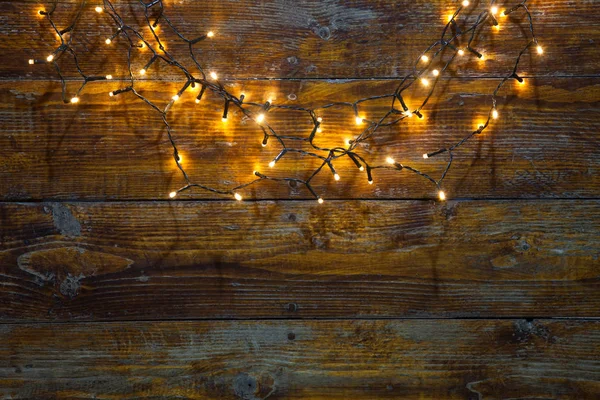 Χριστουγεννιάτικα φώτα σε ξύλινο φόντο — Φωτογραφία Αρχείου