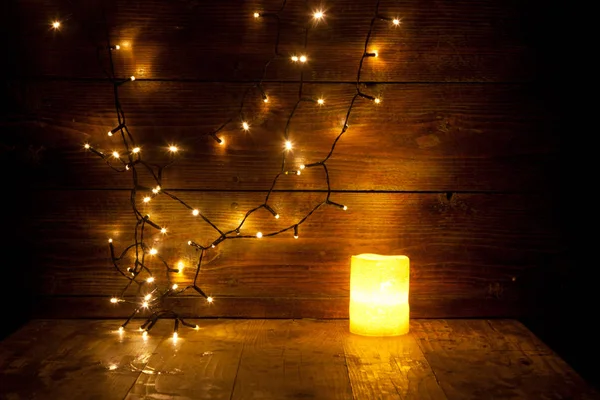 Decoraciones de Navidad y luces sobre fondo de madera —  Fotos de Stock