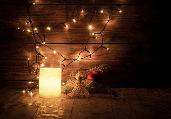 Decoraciones de Navidad y luces sobre fondo de madera —  Fotos de Stock